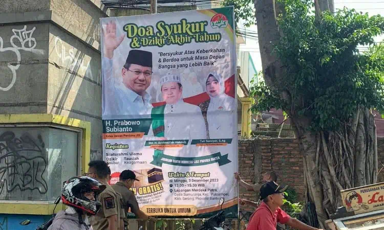 Bawaslu Kota Tangerang Tertibkan APK yang Dipasang di Tempat Terlarang