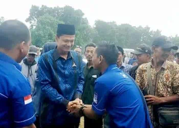 Iing Andri Supriadi (berpeci hitam), usai melaksanakan kegiatan partainya, beberapa waktu lalu. (ISTIMEWA)
