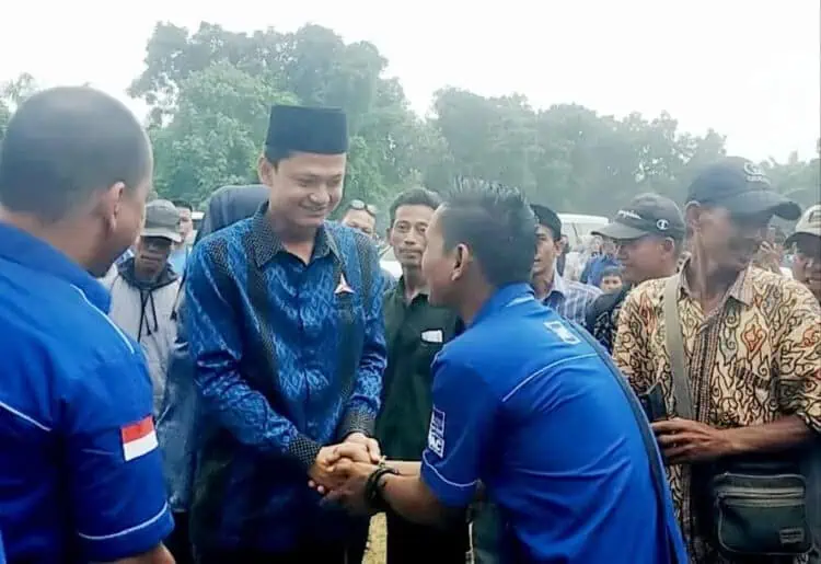 Iing Andri Supriadi (berpeci hitam), usai melaksanakan kegiatan partainya, beberapa waktu lalu. (ISTIMEWA)
