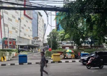 Mengganggu, Kabel Menjuntai di Jalan Perintis Kemerdekaan Tangerang Resahkan Warga