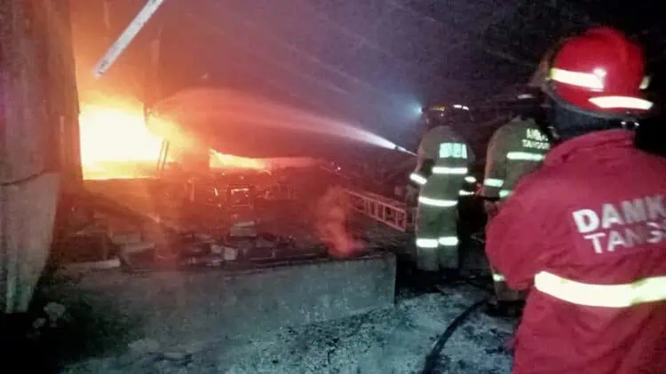 Gudang Dekorasi Terbakar di Pondok Aren