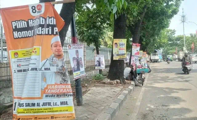 "Ramai-ramai" APK Dipaku di Pohon Jalan MH Thamrin Kota Tangerang "Ramai-ramai" APK Dipaku di Pohon Jalan MH Thamrin Kota Tangerang