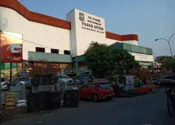 Dukung Revitalisasi Pasar Anyar, Pedagang Pakaian Mulai Lakukan Pemindahan Barang