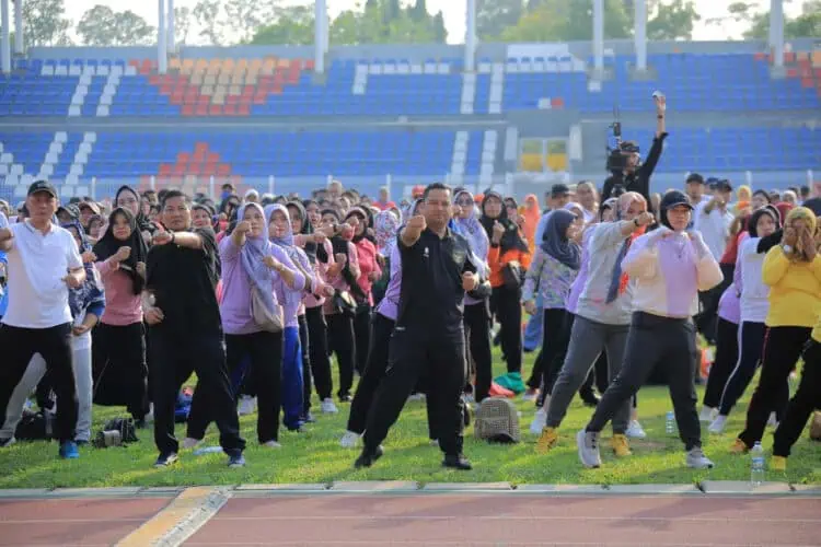 Kegiatan Sapa Sehat Kota Tangerang, diisi dengan gerak jalan dan senam sehat, yang digelar di Stadion Benteng Reborn, Jumat (8/12/2023). (ISTIMEWA)