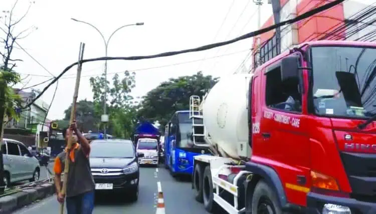 Kabel Menjuntai di Jalan Ir Juanda Ciputat Timur Dikeluhkan