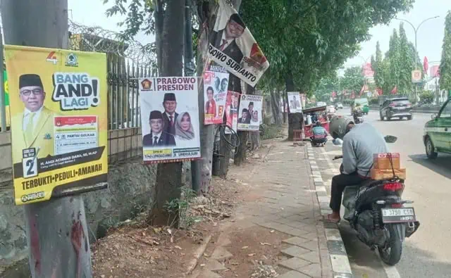 "Ramai-ramai" APK Dipaku di Pohon Jalan MH Thamrin Kota Tangerang "Ramai-ramai" APK Dipaku di Pohon Jalan MH Thamrin Kota Tangerang
