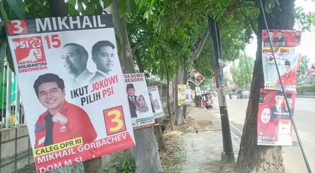 "Ramai-ramai" APK Dipaku di Pohon Jalan MH Thamrin Kota Tangerang "Ramai-ramai" APK Dipaku di Pohon Jalan MH Thamrin Kota Tangerang