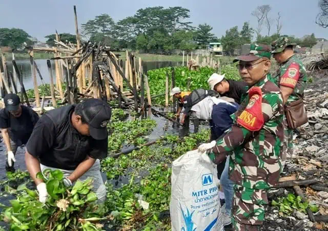 Kodim 0506/Tangerang Tanam Pohon dan Sebar Benih Ikan di Situ Bulakan Periuk