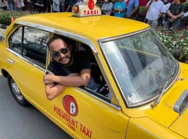 Warga Ciledug Ini Raup Cuan Berkat Hobinya Pada Mobil Taksi Jadul