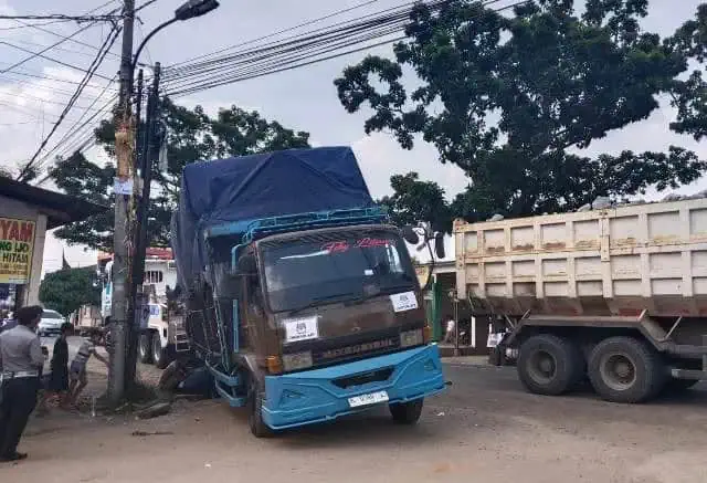 Truk Pengangkut Logistik Pemilu 2024 di Lebak Terperosok ke Selokan