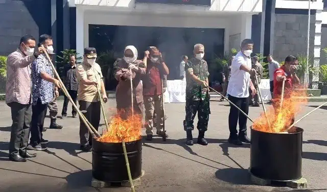 Kejari Lebak Musnahkan Sabu Hingga Sajam