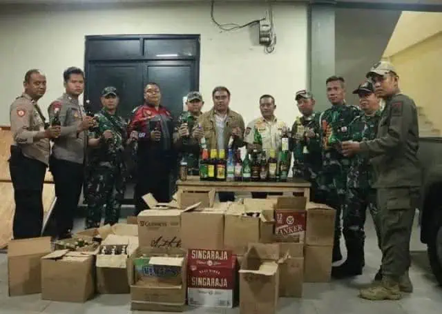 Satpol PP Kota Tangerang Sita Ratusan Botol Miras dari Warung