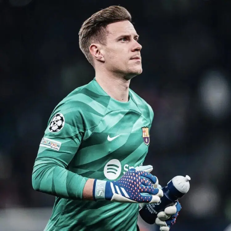 Kiper Barcelona Ander Ter Stegen Jalani Operasi Punggung