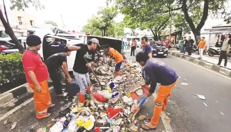 Sopir Mengantuk, Mobil Pengangkut Sampah Terguling di Serpong