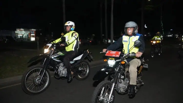 Naik Motor, Pj Bupati Tangerang Pantau Malam Pergantian Tahun Baru 2024