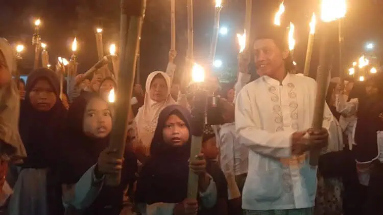 Pawai Obor dan Cuci Kaki Ibu Meriahkan Malam Pergantian Tahun Baru 2024 di Kosambi