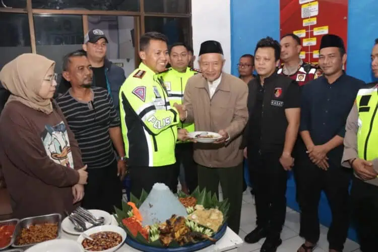 Kapolresta Tangerang Kombes Pol Sigit Dany Setiyono mengunjungi Kampung Bebas dari Narkoba di Desa Talagasari. (ISTIMEWA)