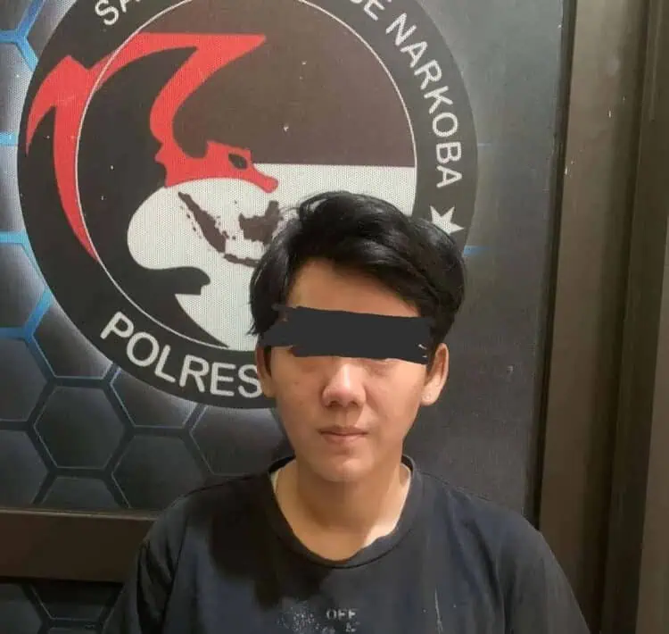 Sembunyikan Sabu Dalam Helm, Pengedar Narkoba Ini Digelandang ke Mapolres Serang