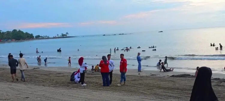 Kawasan wisata Pantai Anyer, Kabupaten Serang, dipadati pengunjung saat libur tahun Baru, Minggu (31/12/2023). (SIDIK/SATELITNEWS.COM)