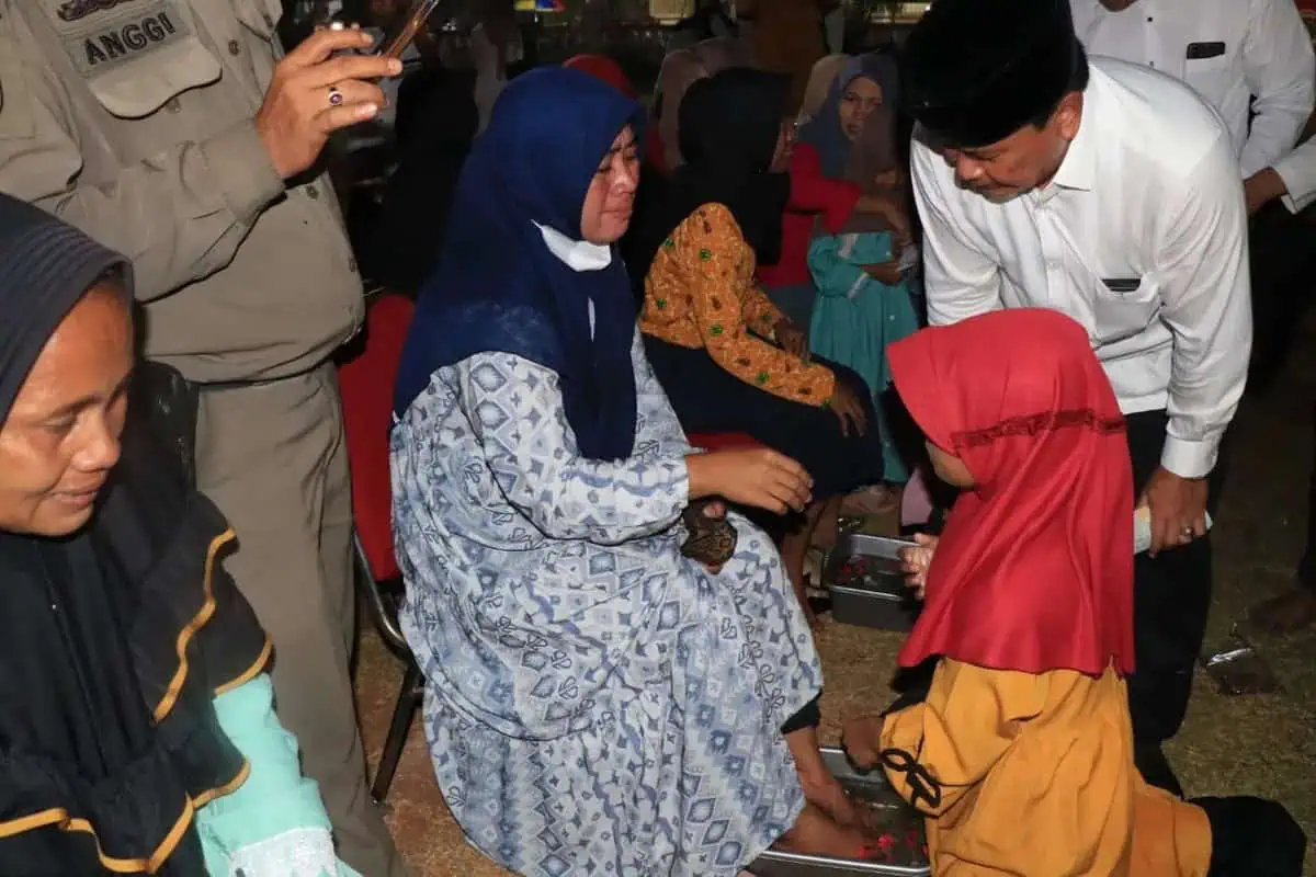 Pawai Obor dan Cuci Kaki Ibu Meriahkan Malam Pergantian Tahun Baru 2024 di Kosambi Pawai Obor dan Cuci Kaki Ibu Meriahkan Malam Pergantian Tahun Baru 2024 di Kosambi