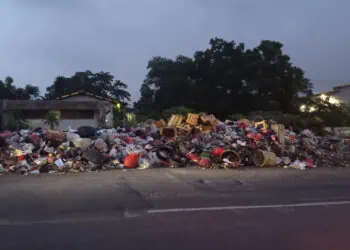 Sampah Menumpuk di Jembatan Cibadak Cikupa