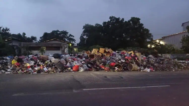 Sampah Menumpuk di Jembatan Cibadak Cikupa