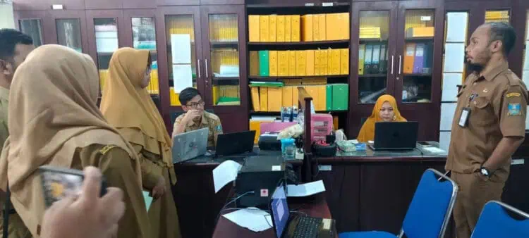 Kepala BKPSDM Kabupaten Serang, Surtaman, melakukan sidak ke ULP, Selasa (2/1/2024). (SIDIK/SATELITNEWS.COM)