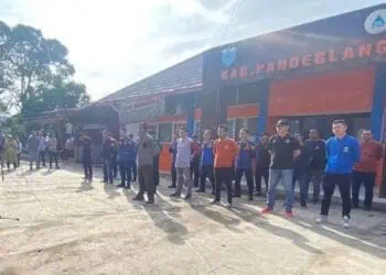 Personel BPBDPK Kabupaten Pandeglang, mengikuti apel pagi, Selasa (2/1/2024). (ADIB FAHRIE/SATELITNEWS.COM)
