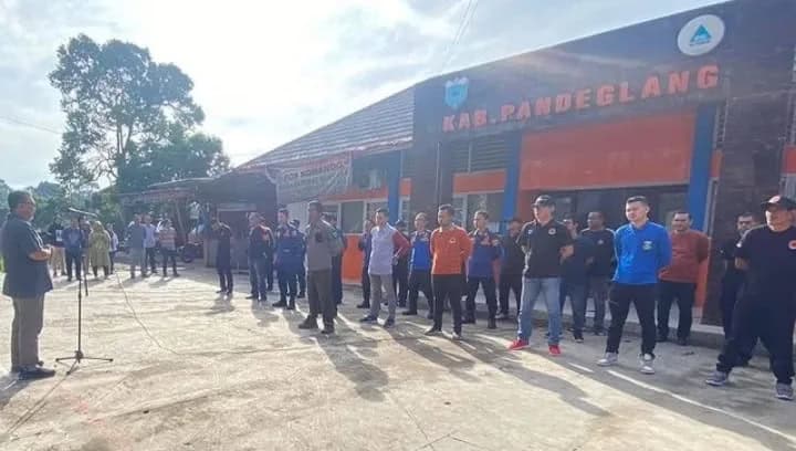 Personel BPBDPK Kabupaten Pandeglang, mengikuti apel pagi, Selasa (2/1/2024). (ADIB FAHRIE/SATELITNEWS.COM)