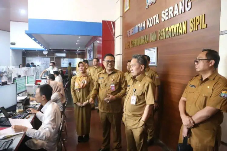 Hari pertama masuk kerja, Pj Walikota Serang Yedi Rahmat, meninjau pembuatan e-KTP di Dinas Kependudukan dan Catatan Sipil (Disdukcapil) Kota Serang, Selasa (2/1/2024). (LUTHFI/SATELITNEWS.COM)