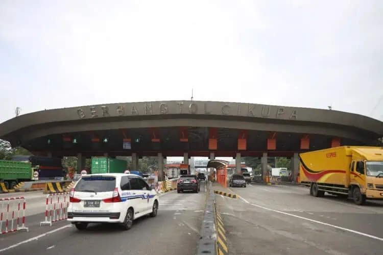 Sejumlah kendaraan melintas di Tol Tangerang - Merak (Tamer). (ISTIMEWA)