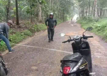 Pegawai Desa Koranji, Kecamatan Cadasari, Kabupaten Pandeglang, mengukur jalan yang hendak dibangun, Senin (8/1/2024). (ADIB FAHRIE/SATELITNEWS.COM)