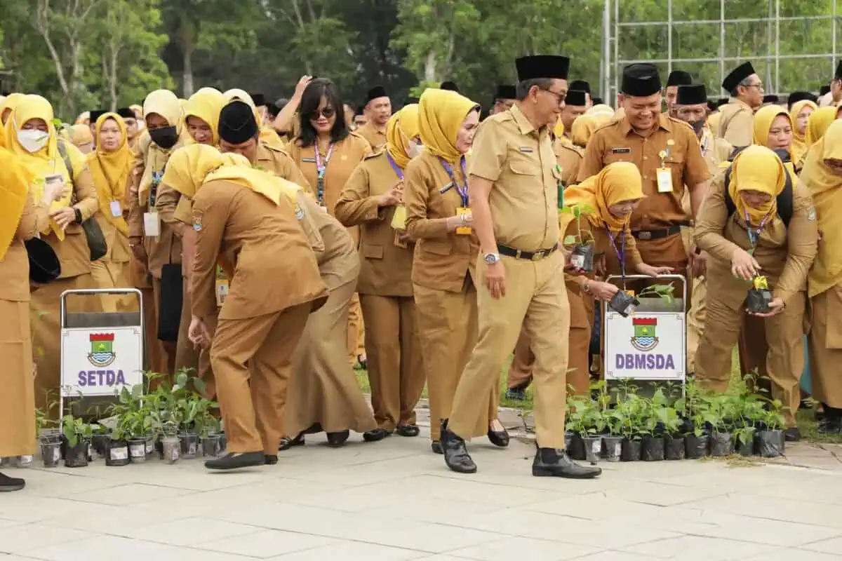 Pj Bupati Tangerang Bagikan Bibit Cabai Kepada ASN
