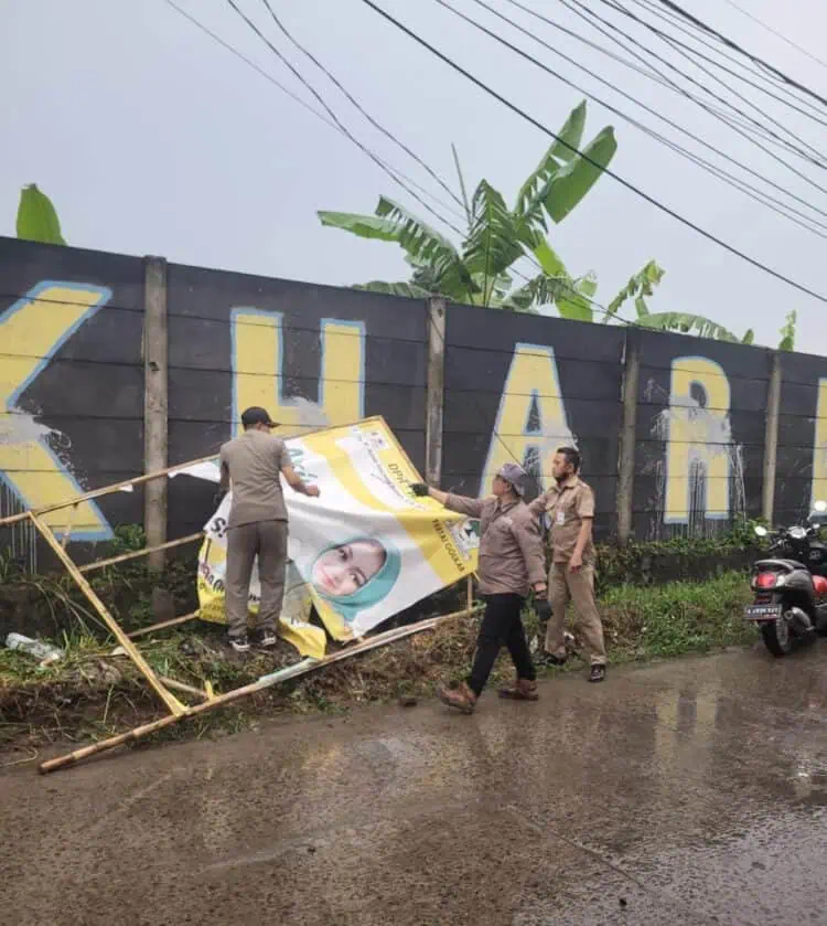 Saat Tertibkan APK, Ketua Panwaslu Panongan Ditabrak Orang Tak Dikenal