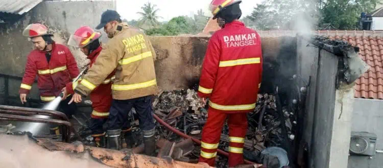 Korsleting Listrik, Lantai Dua Rumah Warga di Ciputat Hangus Terbakar
