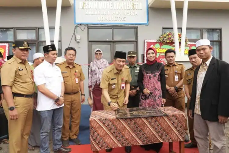 Santri Ponpes Assalam Kemiri Dibekali Keterampilan Desain Mode dan Tekstil