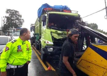 Tiga truk terlibat laka lantas di Ciruas, Serang, Selasa (16/1/2024). (SIDIK/SATELITNEWS.COM)