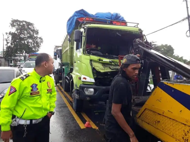 Tiga Truk Terlibat Kecelakaan Beruntun di Ciruas, Seorang Sopir Alami Luka Serius
