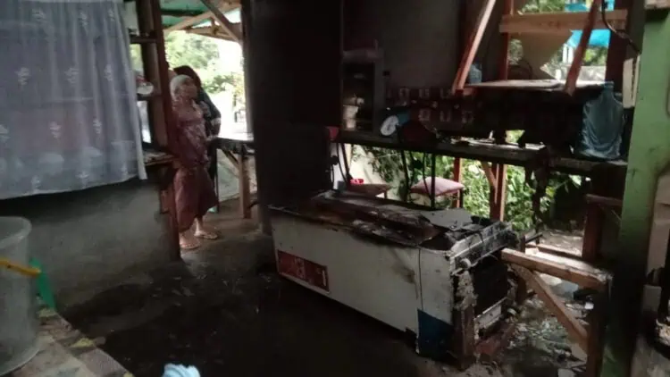 Rumah warga di Kecamatan Cikeusik, Kabupaten Pandeglang, ludes terbakar. (ISTIMEWA)
