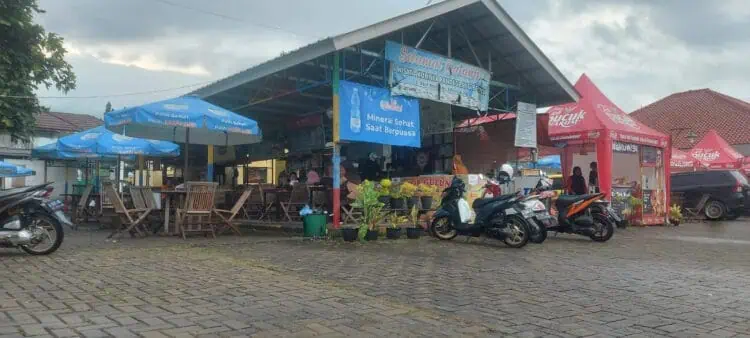 Lokasi Wisata Kuliner Pandeglang, di Jalan Raya Bank Banten, Kelurahan Pandeglang, Kecamatan Pandeglang, tampak sepi, Minggu (21/1/2024). (ADIB FAHRIE/SATELITNEWS.COM)