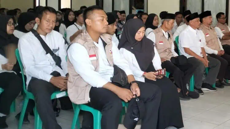 Para pengawas TPS, mendengarkan arahan dari komisioner Bawaslu Pandeglang, Senin (22/1/2024). (ADIB FAHRIE/SATELITNEWS.COM)