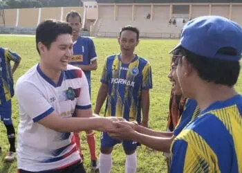 Ketua Umum KONI Pandeglang Rizki Aulia Rahman Natakusumah (kiri), bersalaman dengan anggota Porwan Pandeglang. (ADIB FAHRIE/SATELITNEWS.COM)