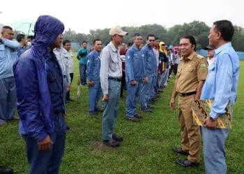 Pj Gubernur Banten Al Muktabar, ingatkan para karyawan sebuah perusahaan, agar tak lalai saat bekerja. (LUTHFI/SATELITNEWS.COM)