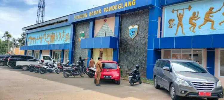 Stadion Badak, Kuranten, Kecamatan Majasari, Kabupaten Pandeglang, tampak dari depan, Rabu (24/1/2024). (ADIB FAHRIE/SATELITNEWS.COM)