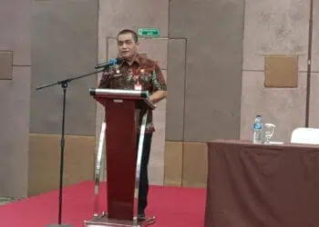 PEMAPARAN: Kepala Dinas Pendidikan Kabupaten Tangerang, Dadan Gandana saat memberikan pemaparan kepada para guru di Hotel Lemo, Kecamatan Kelapa Dua, Kamis (25/1). (ALFIAN HERIANTO)