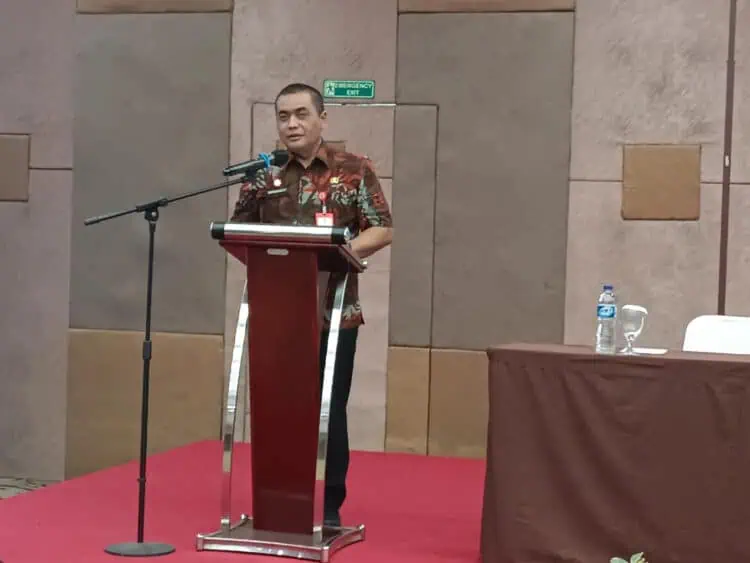 PEMAPARAN: Kepala Dinas Pendidikan Kabupaten Tangerang, Dadan Gandana saat memberikan pemaparan kepada para guru di Hotel Lemo, Kecamatan Kelapa Dua, Kamis (25/1). (ALFIAN HERIANTO)
