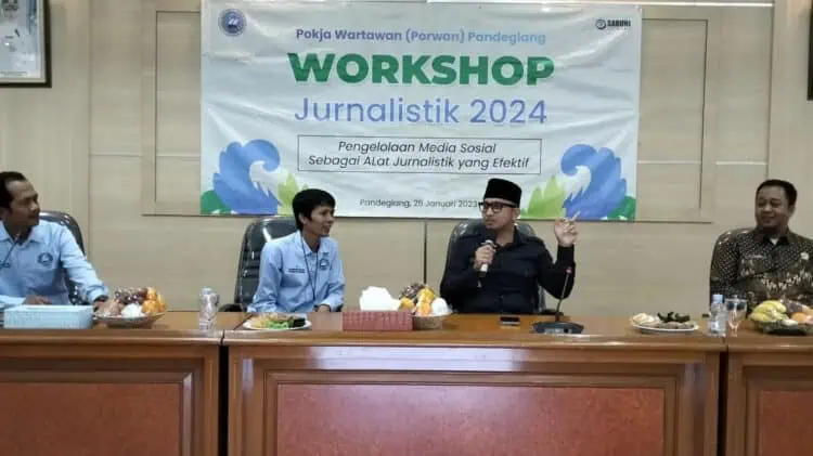 Wabup Pandeglang Tanto Warsono Arban, didampingi Ketua Porwan Pandeglang Tb. Agus Jamaluddin, saat menghadiri Workshop Jurnalistik, di Opproom Sekretariat Daerah Pandeglang, Kamis (25/1/2024). (ADIB FAHRIE/SATELITNEWS.COM)
