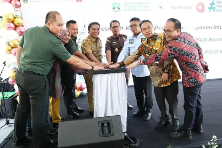 Pj Gubernur Banten Al Muktabar, resmikan kawasan penunjang layanan dan teaching hospital RSUD Banten. (LUTHFI/SATELITNEWS.COM)