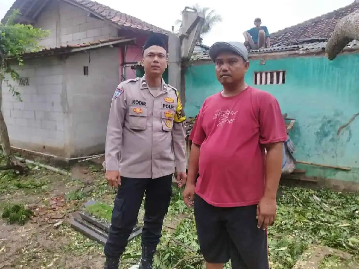 Pohon Tumbang Timpa Rumah Warga Kampung Selon Desa Kali Asin Sukamulya Pohon Tumbang Timpa Rumah Warga Kampung Selon Desa Kali Asin Sukamulya