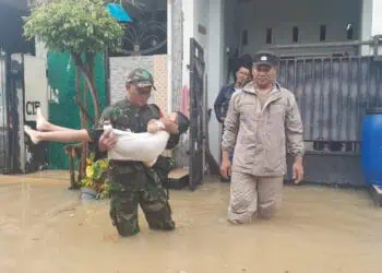 Monitoring Banjir di Mekarsari Rajeg, Babinsa Evakuasi Seorang Anak